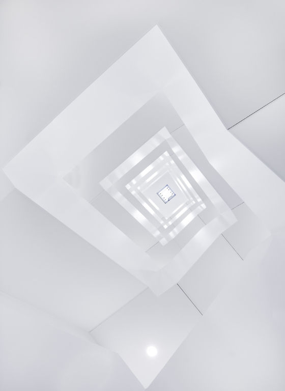 Das beeindruckende Treppenhaus in zeitlosem Weiß in Szene gesetzt.