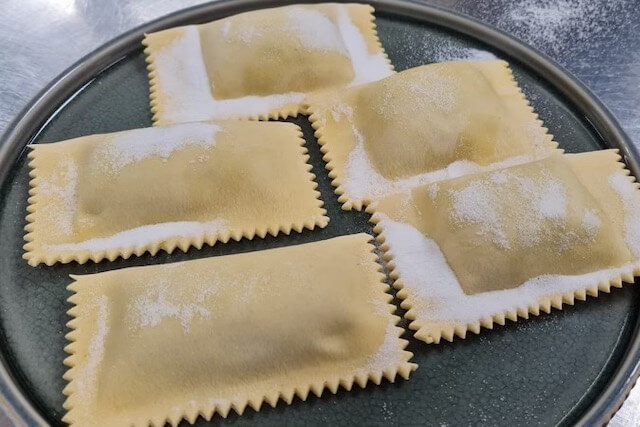 Selbstgemachte Pasta Fresca — Ravioli mit leckerer Füllung